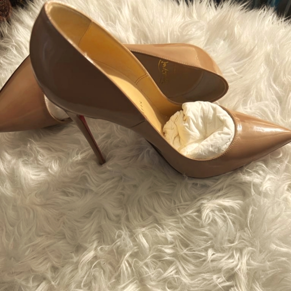 High heeled pumps